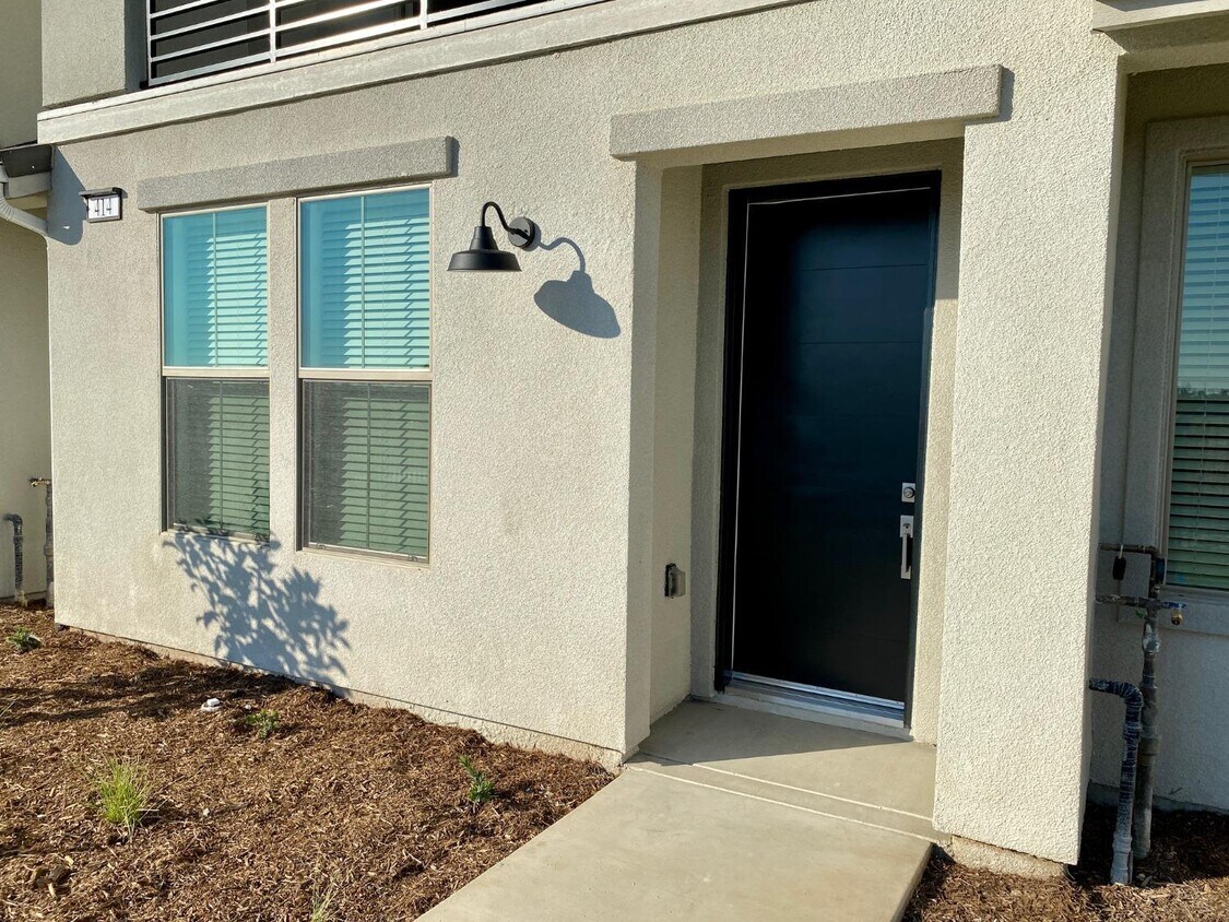 414 W Mahogany Ln, Clovis, CA 93612 Condo for Rent in Clovis, CA