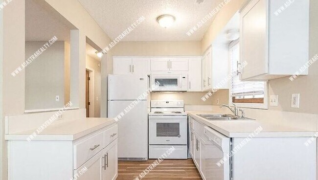Foto del edificio - Beautiful and Spacious Townhome in LAWRENCE-Available in MAY!!