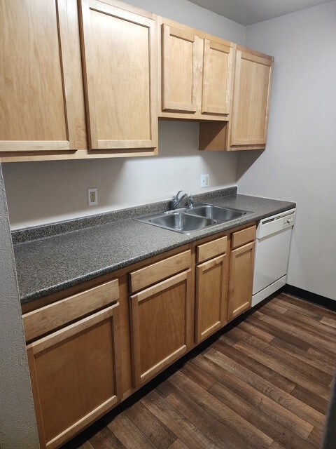 Building Photo - 2323 Shoreland Ave