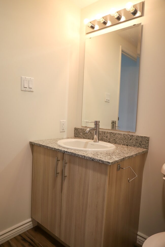 Building Photo - Student Condo Behind Laz Building!