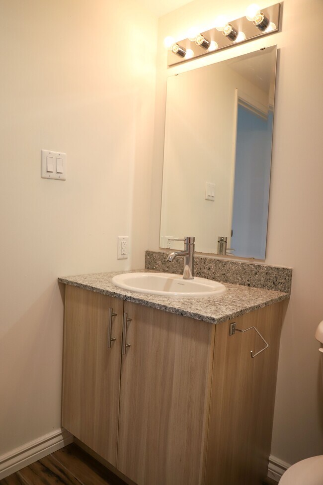 Photo du bâtiment - Student Condo Behind Laz Building!