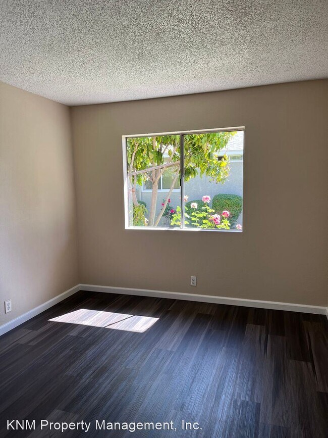 Building Photo - 2 br, 1.5 bath House - 458 E. 234th Walk