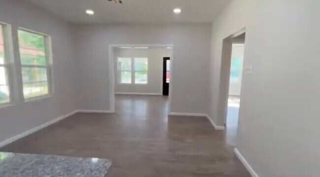 Building Photo - 2115 Reuter Ave
