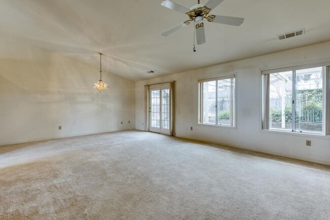 Building Photo - SPACIOUS 3 BED 2.5 BATH HOUSE WITH 3 CAR GARAGE