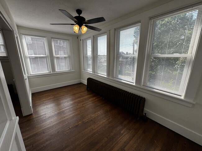 Foto del edificio - 2975 Belrose Ave
