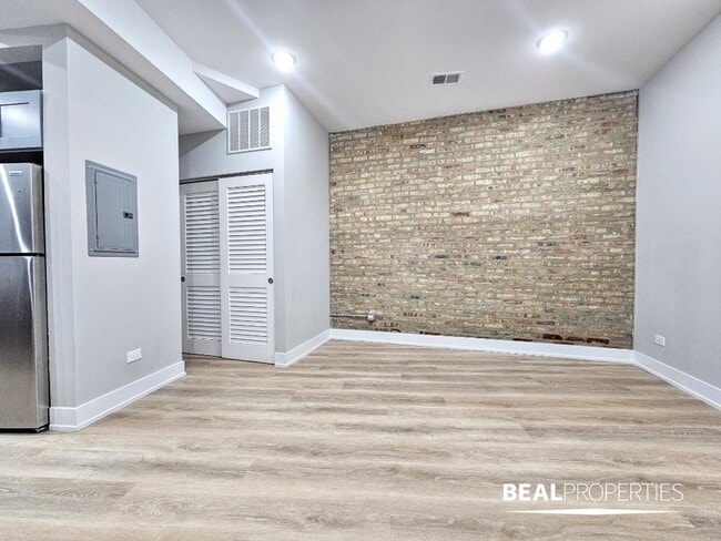 Building Photo - 428 W Belden Ave