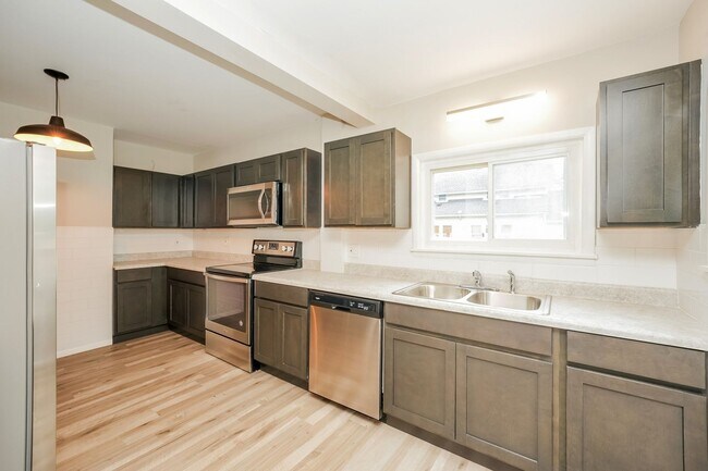 Building Photo - Charming 4BR House in Akron