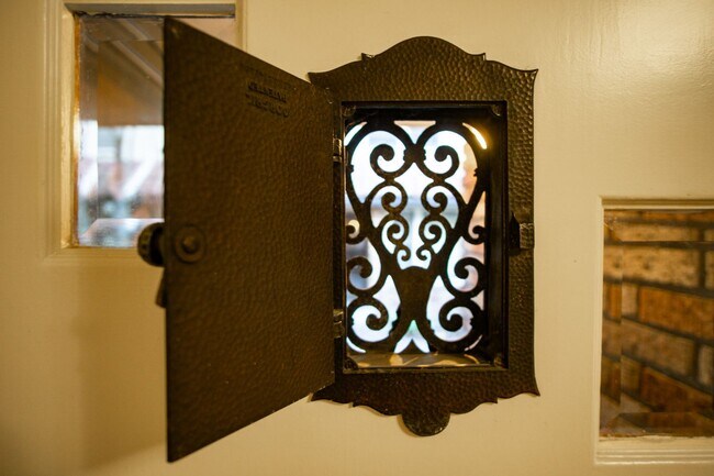 Foto del edificio - Vintage Tudor Townhouse w Beautiful Architectural Details & Style!