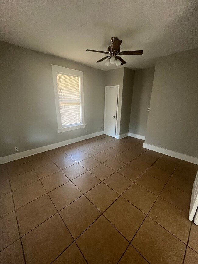 Foto del edificio - Renovated house in quite Neighborhood