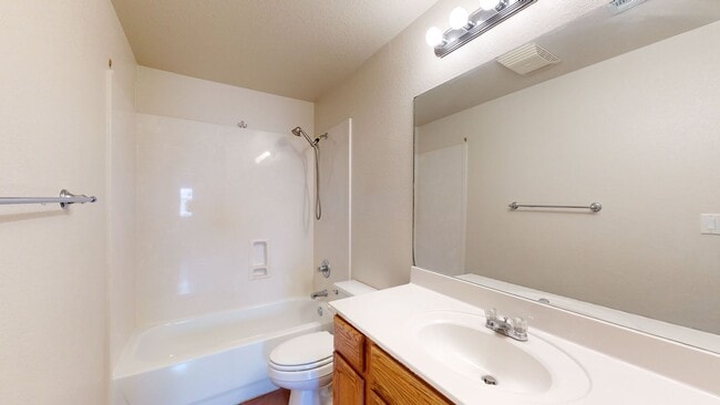 Foto del edificio - FREE DECEMBER RENT!!!