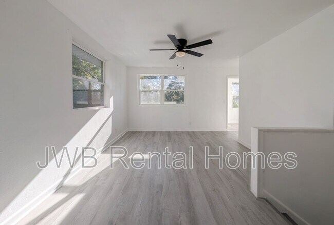 Foto del edificio - 3322 N Davis St