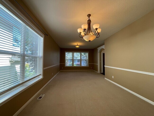 Foto del edificio - 5 Bed 2.5 Bath + a Den in Tigard/Bull Mountain - Solar Panels, Central A/C and More!