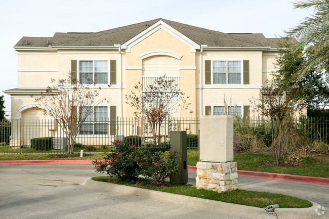 Building Photo - Windsor Gardens