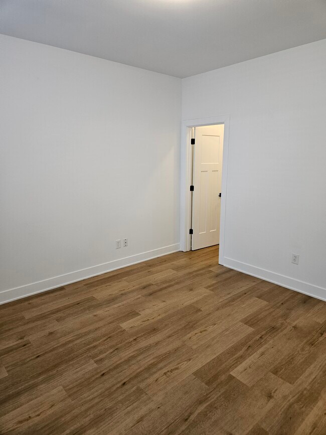 Foto del edificio - Crittenden Downstairs