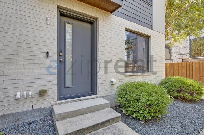 Building Photo - Unit E