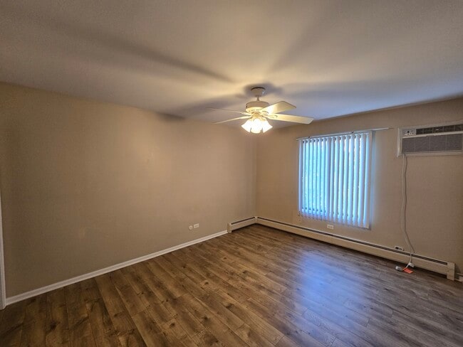 Building Photo - 229 W Ct of Shorewood