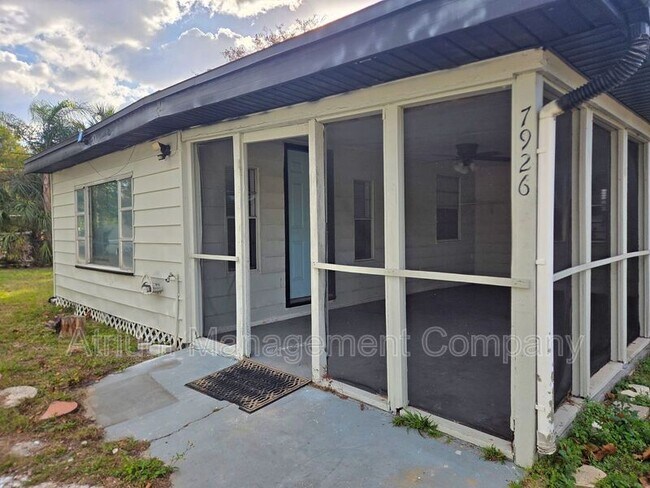 Foto del edificio - 7926 N Socrum Loop Rd