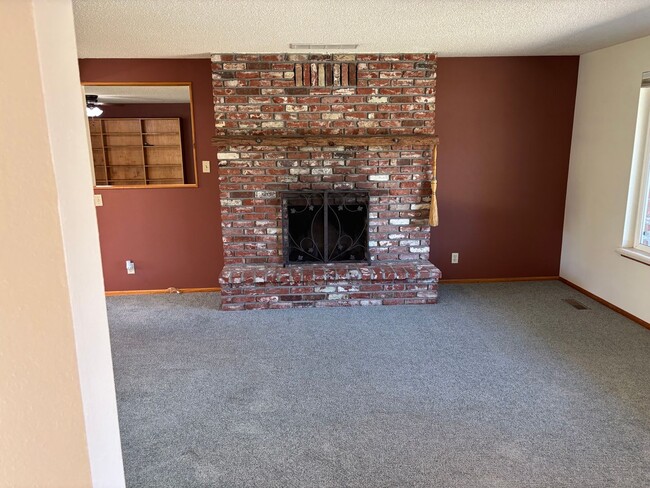 Building Photo - Riverfront home!!!! 3 Bedroom near downtow...