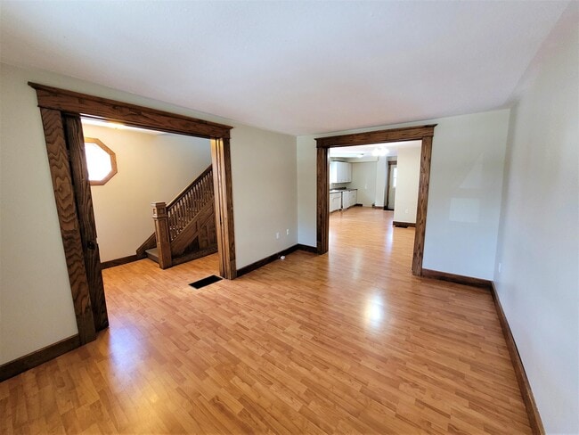 Building Photo - 206 Main St E