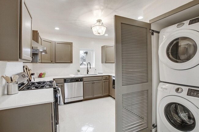 Building Photo - 512 Sandia St