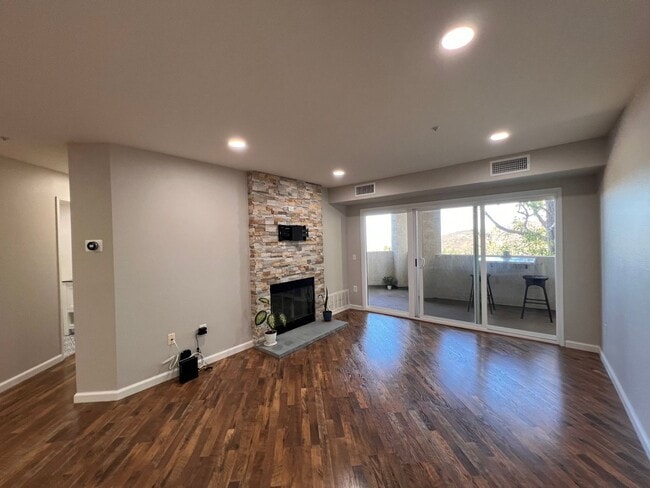 Building Photo - DOUBLE CAR GARAGE! AC! LARGE PATIO BALCONY...