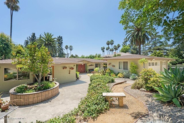 Building Photo - 1548 E Altadena Dr