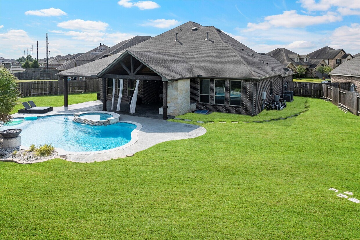Foto principal - 15518 Montreal Dr