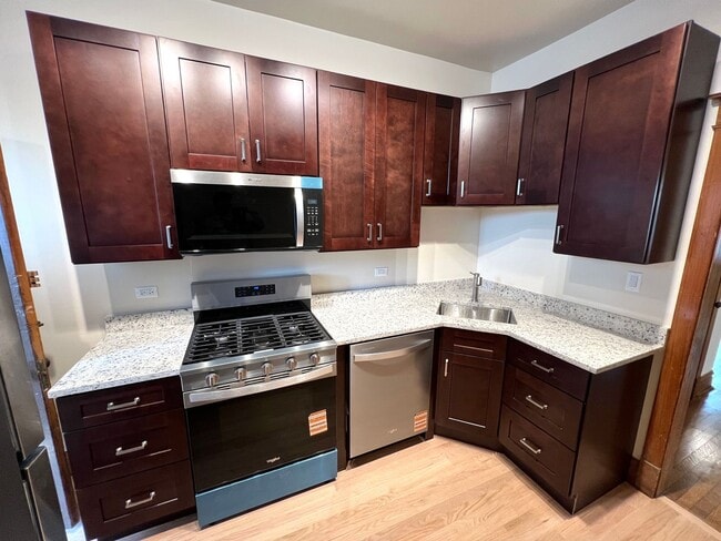 Foto del edificio - Stunning updated Wrigleyville 4-bed, 3-bath duplex featuring a modern kitchen, renovated baths & ...