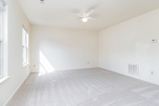 Building Photo - 3 Bedroom Townhome in Lee's Hill!