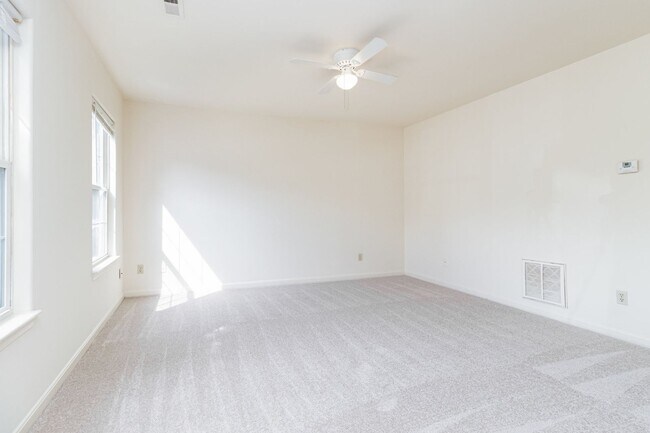 Foto del edificio - 3 Bedroom Townhome in Lee's Hill!