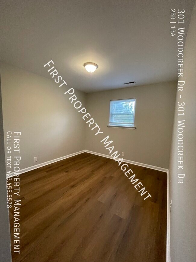 Foto del edificio - 301 Woodcreek Rd