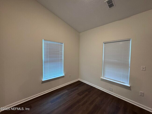 Foto del edificio - 1034 W 27th St