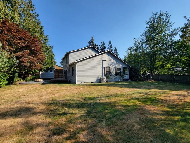 Building Photo - Cheery and Bright, fully fenced, Landscapi...