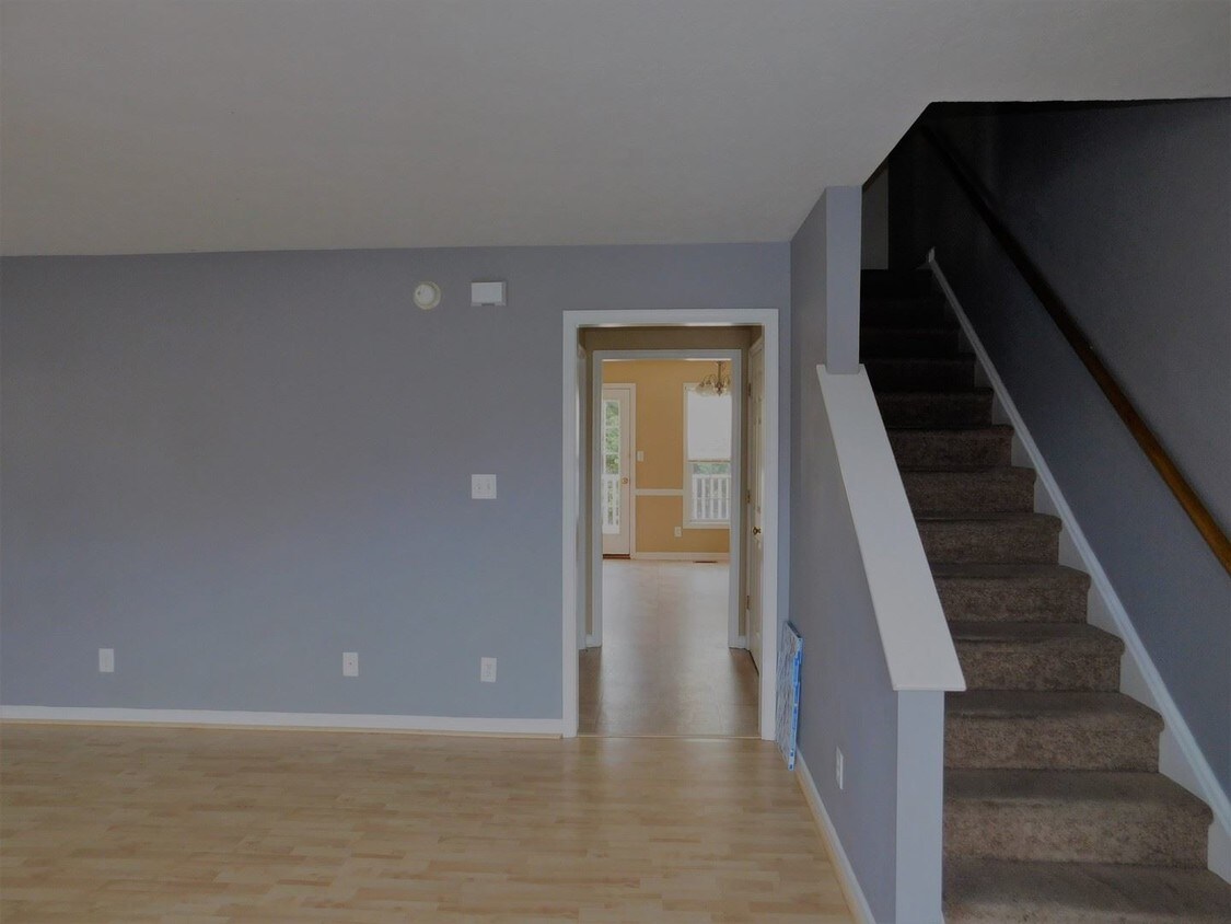 Building Photo - 1004 Middleview Dr