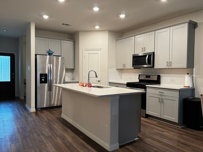 Building Photo - 5419 Big Thicket Ln
