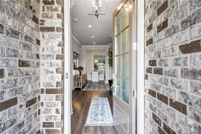 Building Photo - 415 W Village Dr