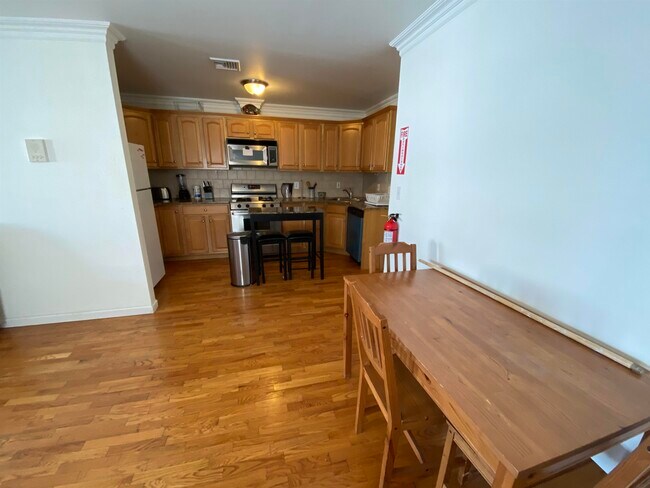 Building Photo - 75 Thorne St