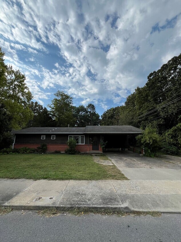 Building Photo - 3 bedroom 2 bath home near campus