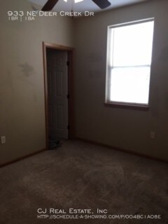 Foto del edificio - 933 NE Deer Creek Rd