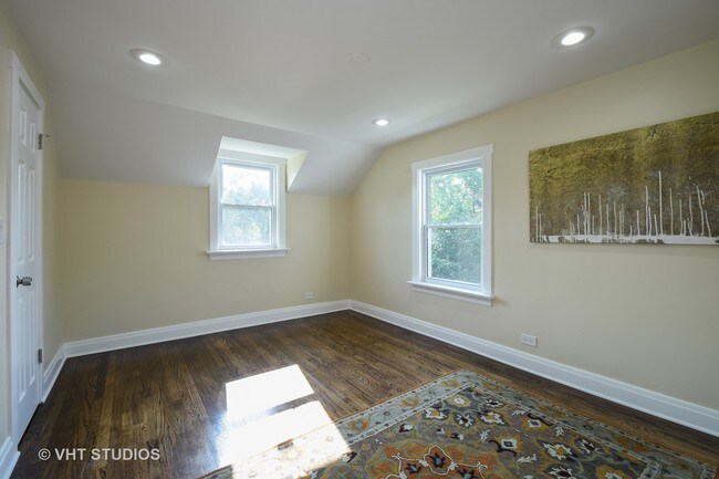 Building Photo - 306 N Elmhurst Rd
