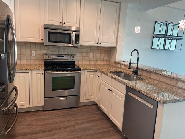 Building Photo - Beautiful Downtown Condo