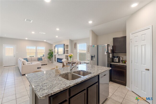 Foto del edificio - 5105 Natalia Rd