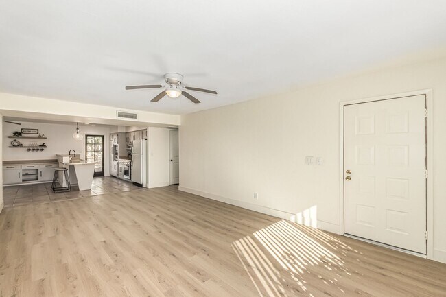 Building Photo - Renovated 3 Bedroom 2 Bathroom with an Off...