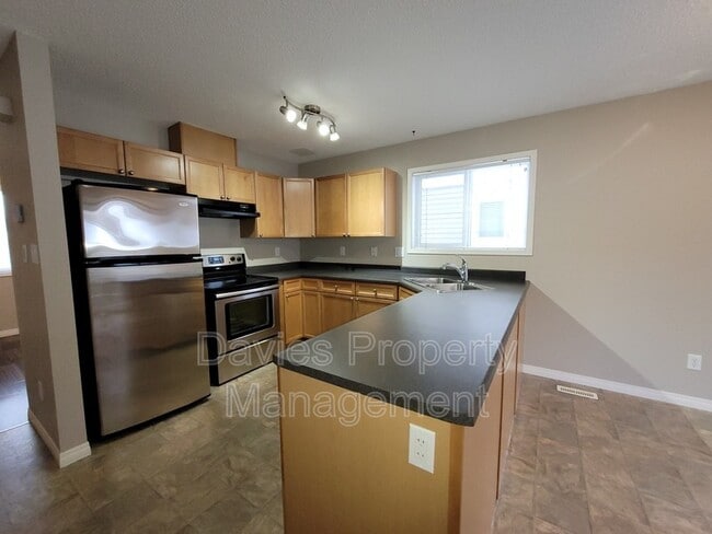 Building Photo - 130 Hyndman Cres NW