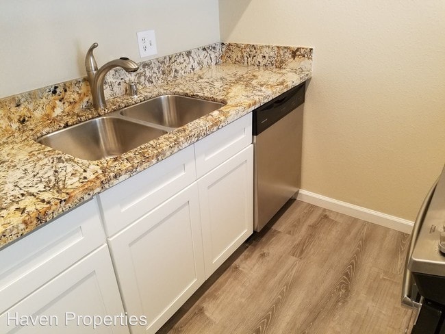 Building Photo - 9075-9077 Salmon Falls Dr