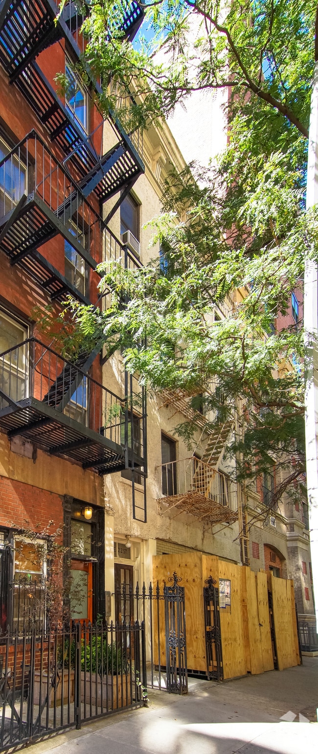 Building Photo - 226 E 22nd St