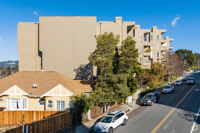Building Photo - Heritage of Claremont