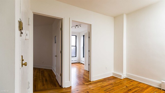 Building Photo - 2 br, 1 bath Apartment - 310 S 4th St Apt 2