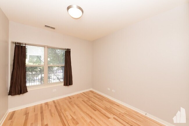 Building Photo - 1155 W Roosevelt Rd