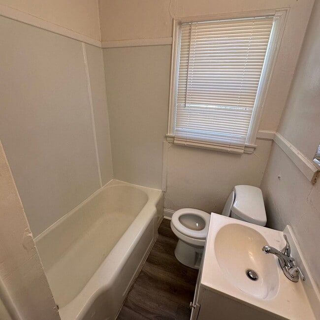 Building Photo - $525 - 1 bed / 1 bath - Duplex